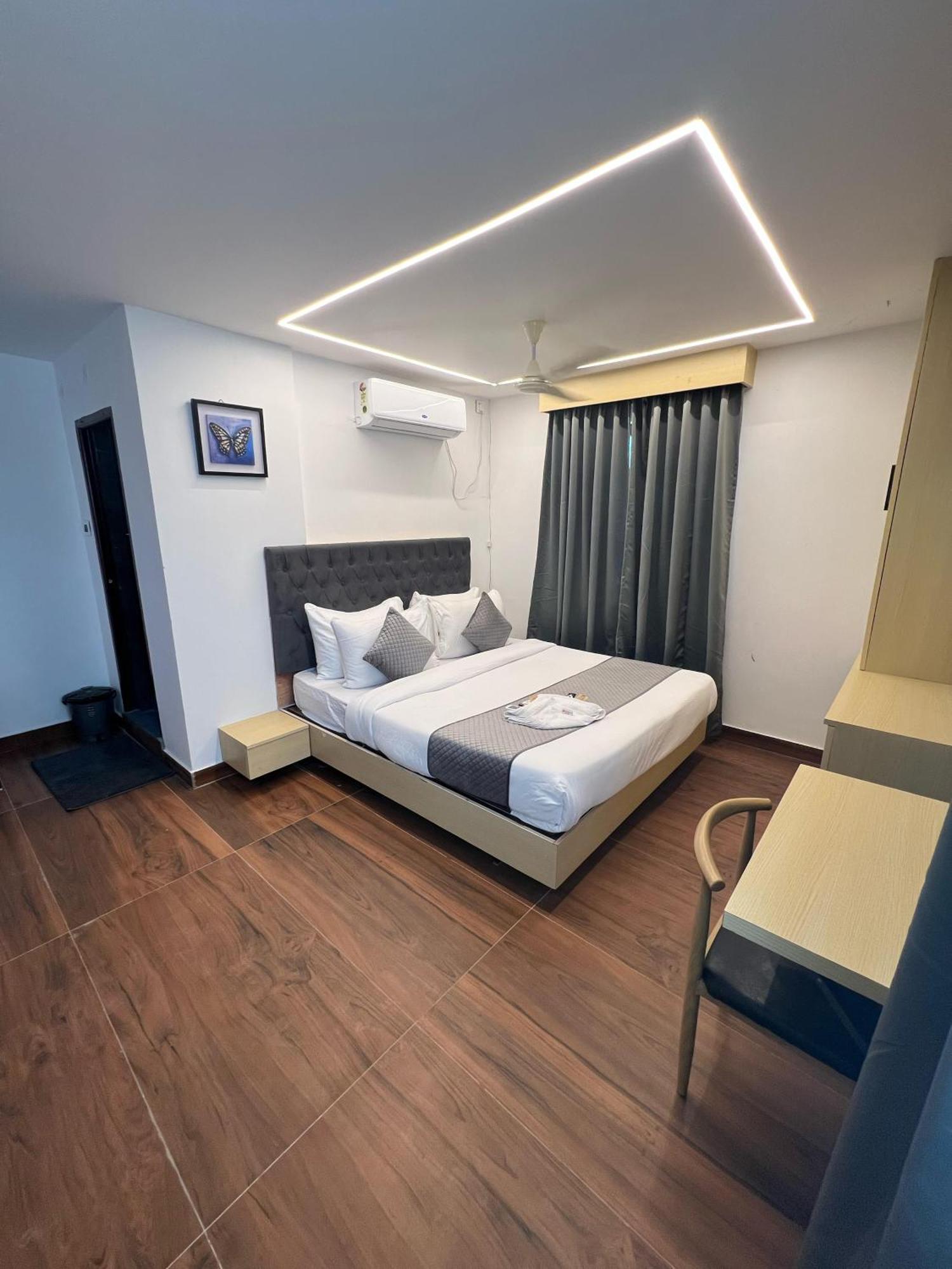 Wild Wings Premium Hotel Haydarabad Dış mekan fotoğraf