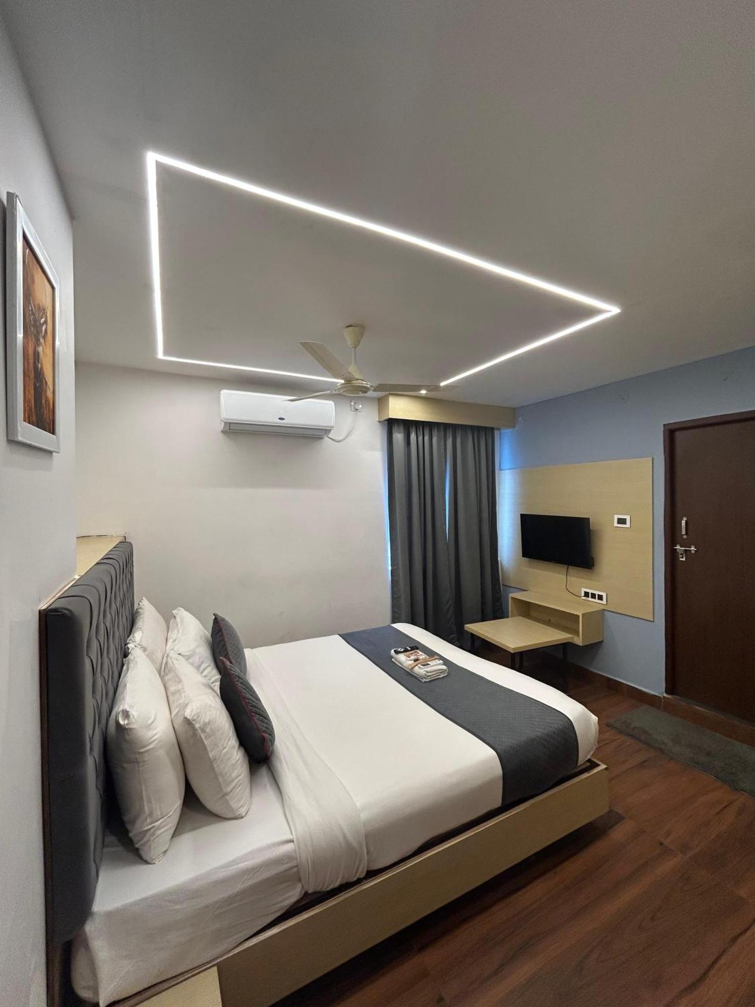 Wild Wings Premium Hotel Haydarabad Dış mekan fotoğraf