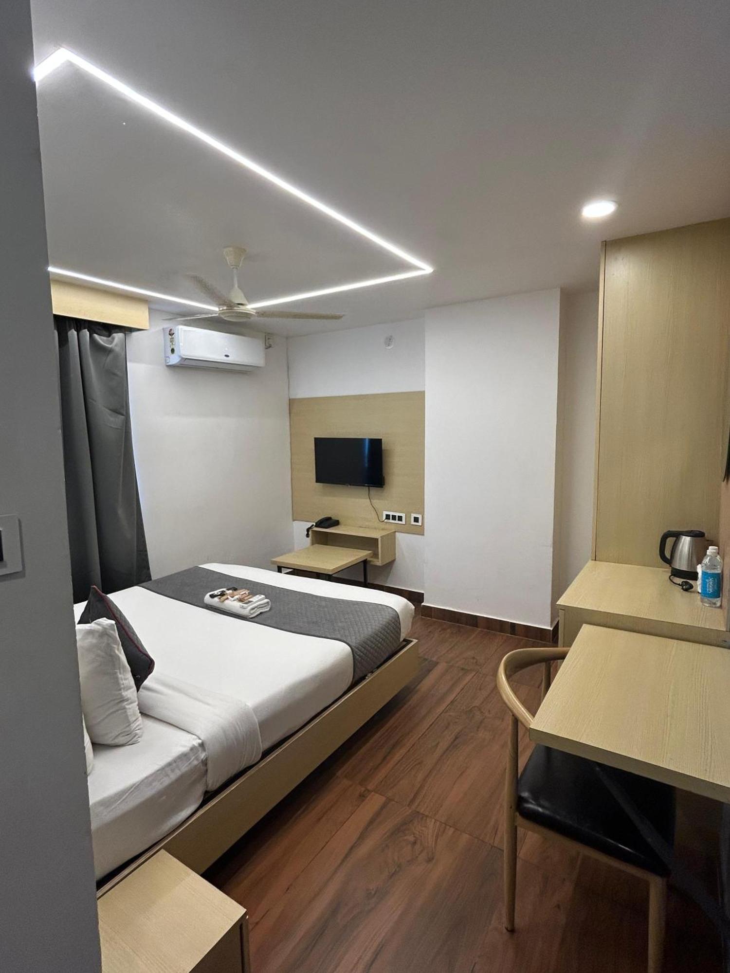 Wild Wings Premium Hotel Haydarabad Dış mekan fotoğraf
