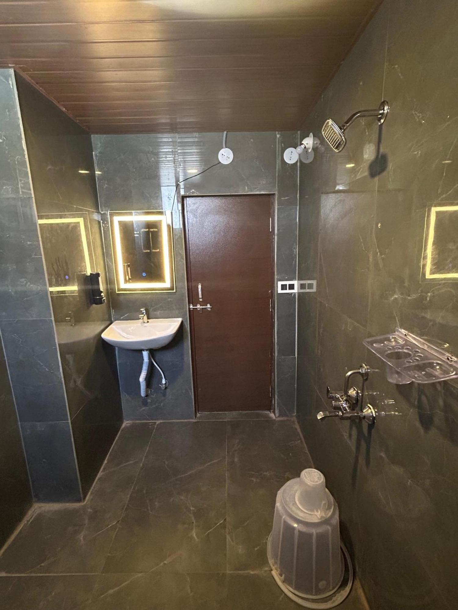 Wild Wings Premium Hotel Haydarabad Dış mekan fotoğraf