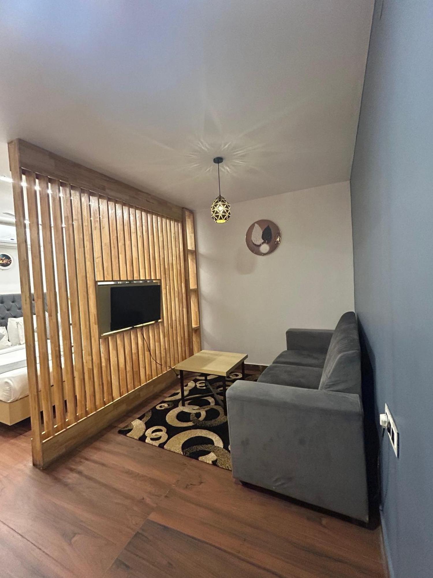 Wild Wings Premium Hotel Haydarabad Dış mekan fotoğraf